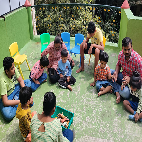 Many children and clinician are sitting in a circle and having circle time